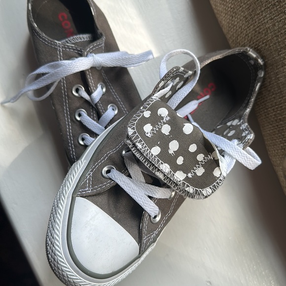 Women’s Converse Size 6 - Picture 2 of 3